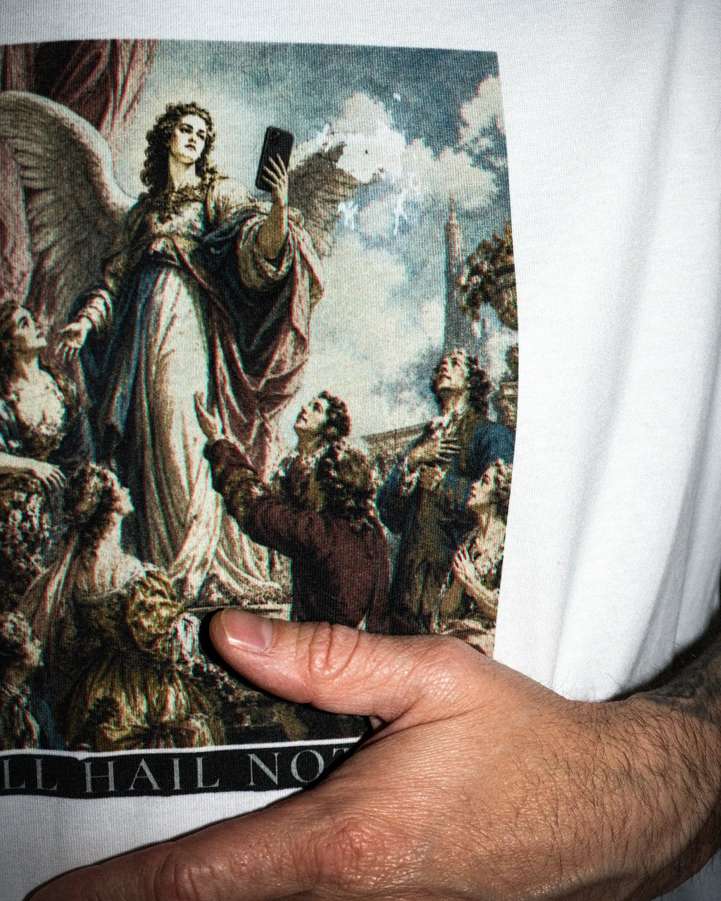 Detailaufnahme eines weißen PRETTY USELESS T-Shirts mit ALL HAIL NOTHING Motiv und sichtbarer Druckstruktur.