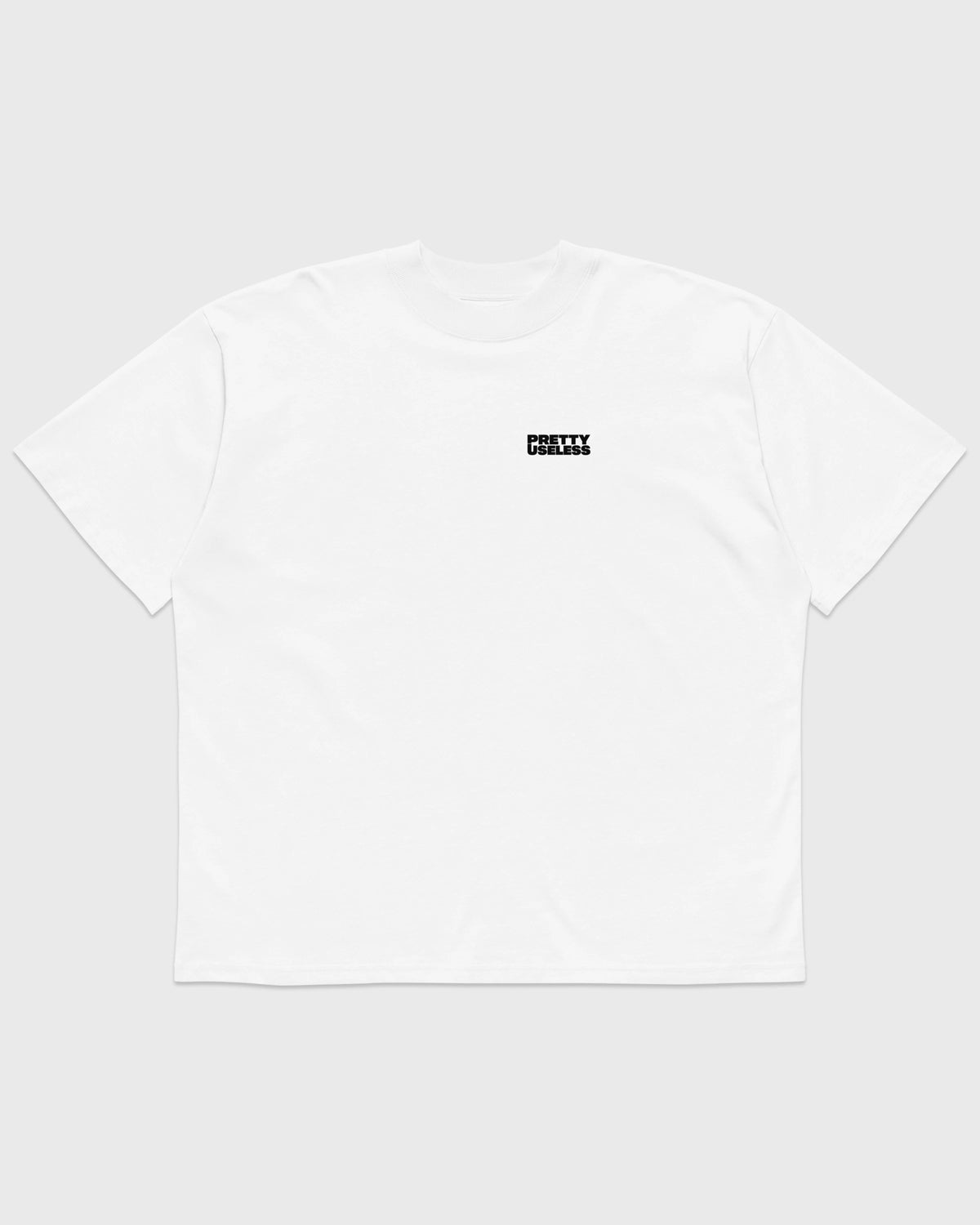 Weißes ANGEL Oversized T-Shirt von PRETTY USELESS, Vorderseite mit kleinem schwarzem Logo.
