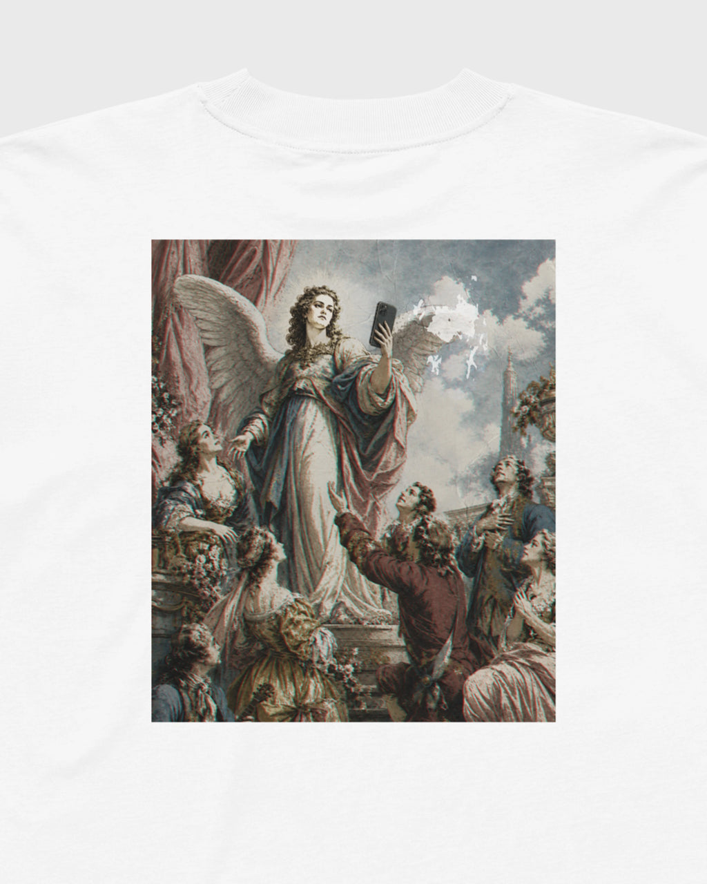 Detail des farbigen Engelsmotivs auf dem Rücken des weißen ANGEL T-Shirts.