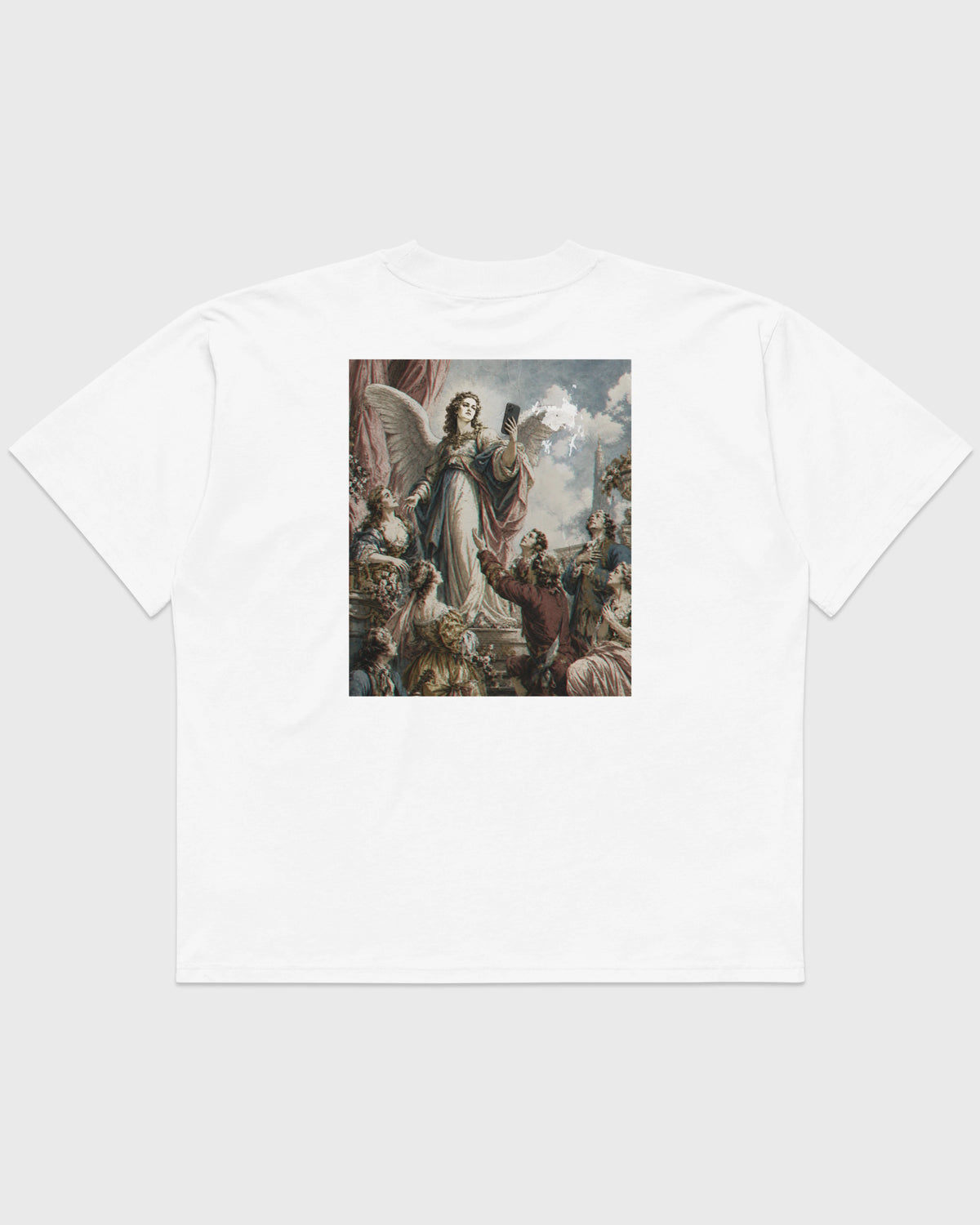 Weißes ANGEL Oversized T-Shirt von PRETTY USELESS, Rückenansicht mit großem Engelsmotiv und Smartphone.