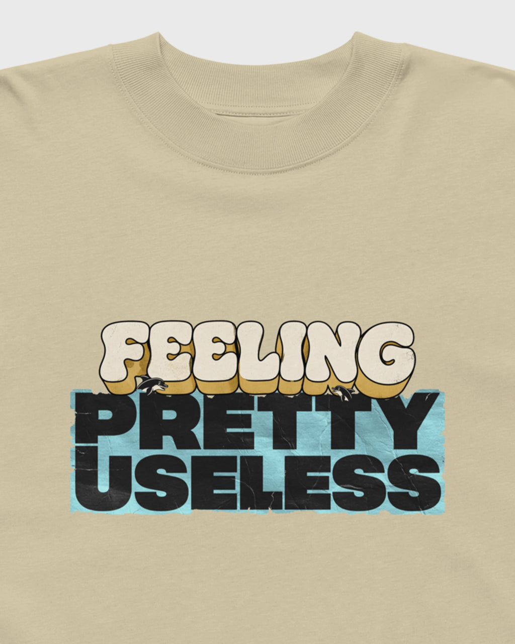 Detailansicht des FEELING PRETTY USELESS Prints auf einem stonefarbenen Oversized T-Shirt.