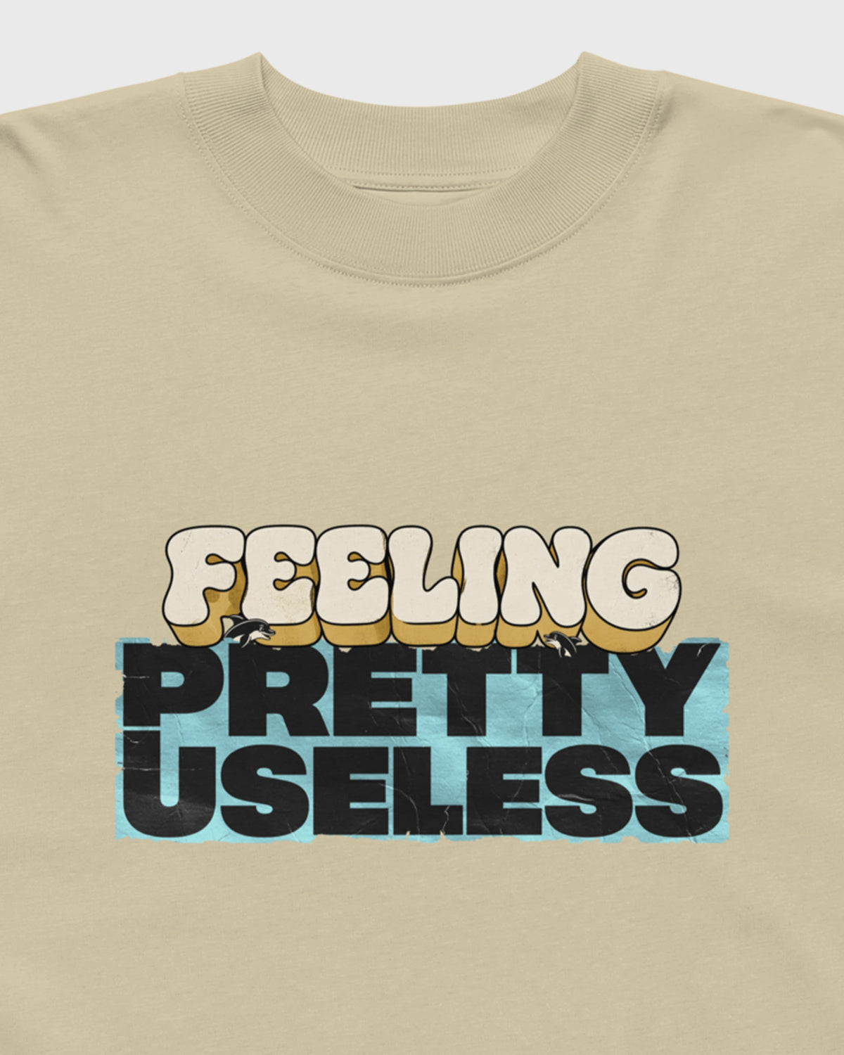 Detailansicht des FEELING PRETTY USELESS Prints auf einem stonefarbenen Oversized T-Shirt.