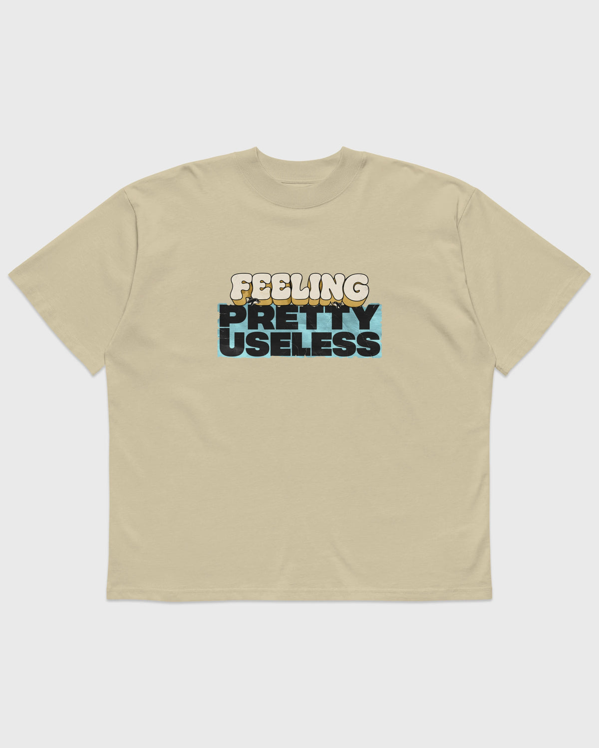 Frontansicht eines stonefarbenen PRETTY USELESS Oversized T-Shirts mit FEELING PRETTY USELESS Print auf der Brust.
