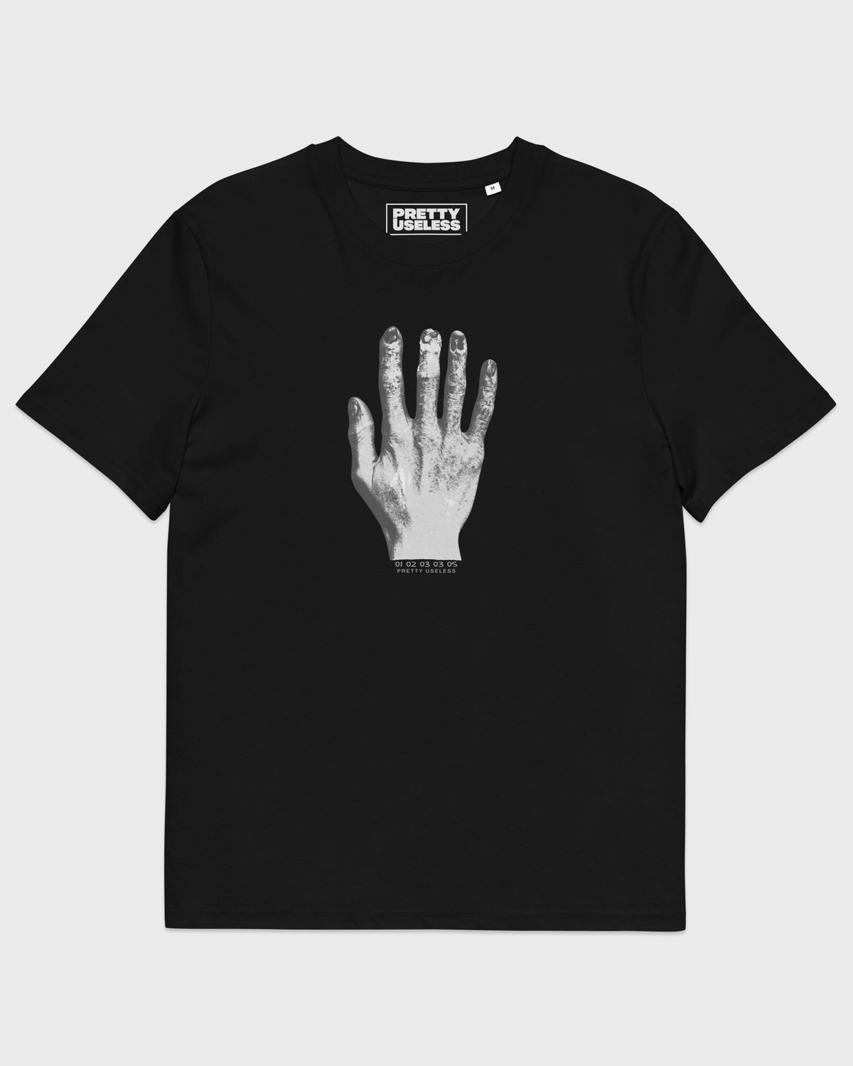 Frontansicht eines schwarzen PRETTY USELESS T-Shirts mit weiß-grauem Handmotiv auf der Brust.