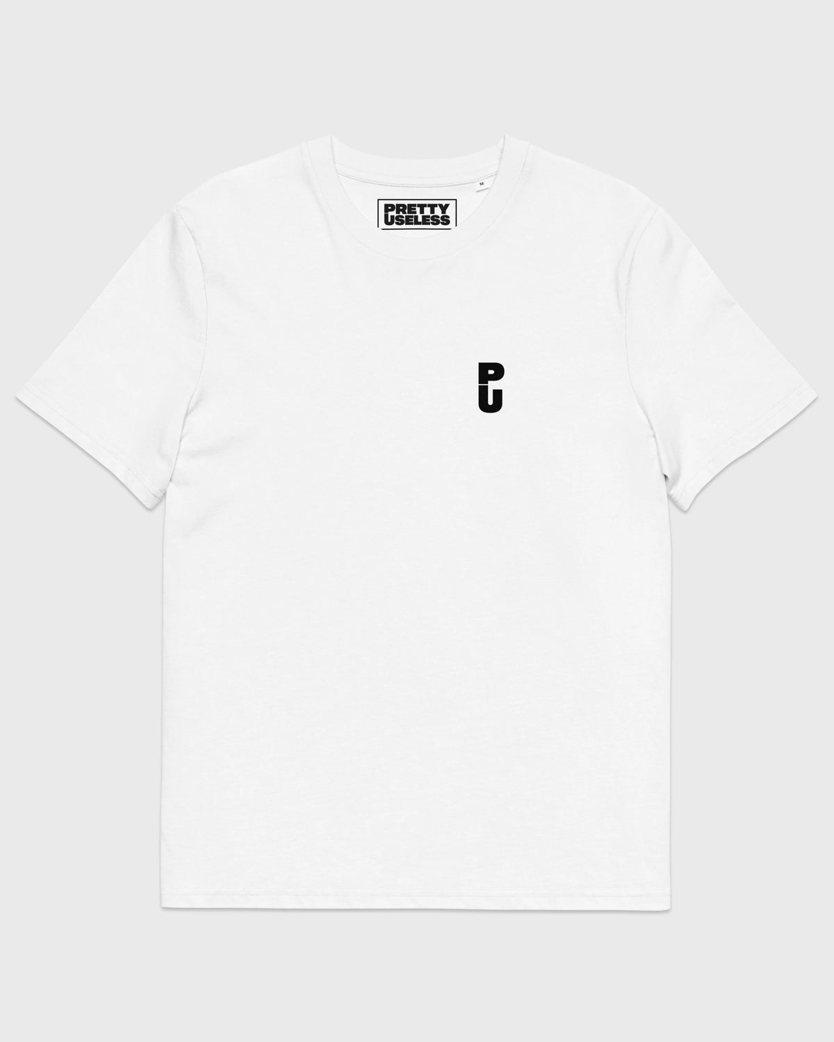 Frontansicht eines weißen PRETTY USELESS T-Shirts mit kleinem schwarzem PU Logo auf der Brust.