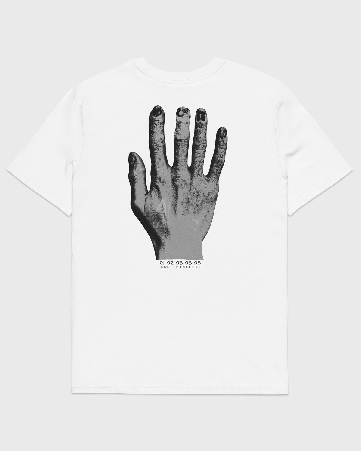 Rückansicht eines weißen PRETTY USELESS T-Shirts mit großem schwarzen Handmotiv auf dem Rücken.