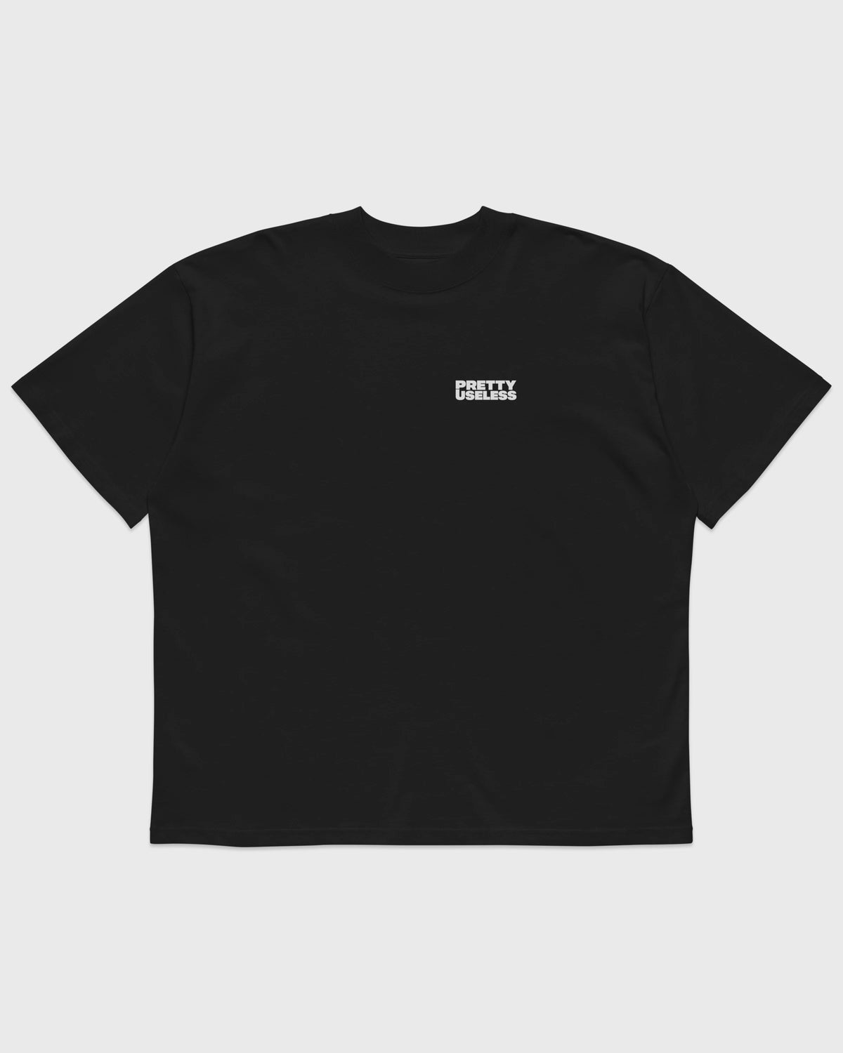 Frontansicht eines schwarzen PRETTY USELESS Oversized T-Shirts mit kleinem Logo-Print auf der Brust.