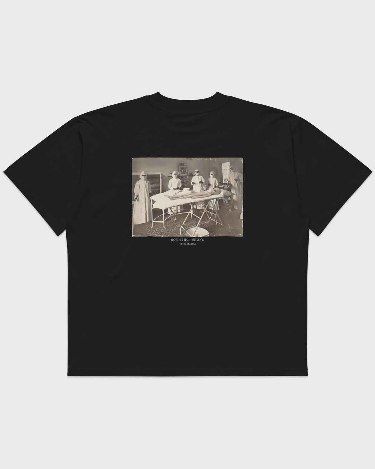 Schwarzes NOTHING WRONG Oversized T-Shirt von PRETTY USELESS, Rückenansicht mit großem Operationsmotiv.