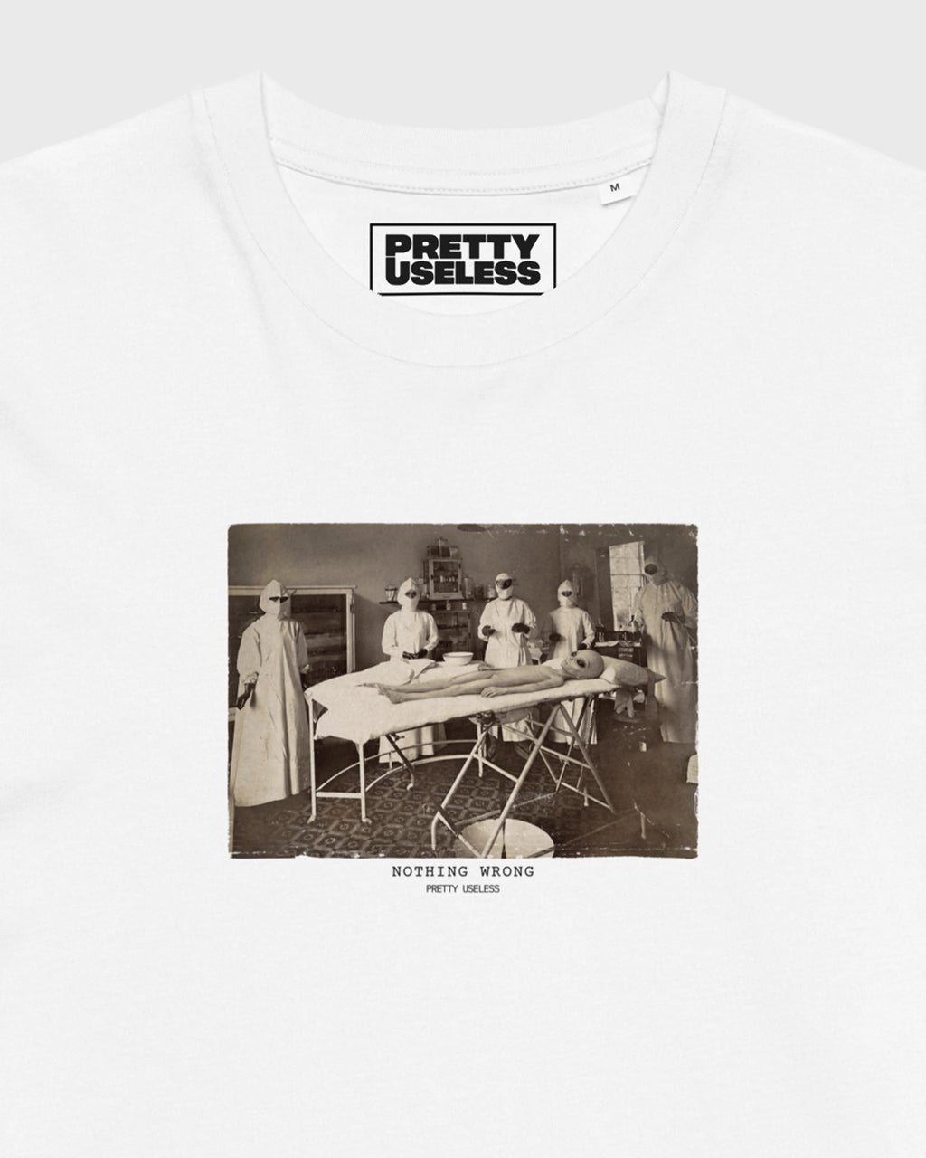 Detailansicht des NOTHING WRONG Operationsmotivs auf einem weißen PRETTY USELESS T-Shirt.