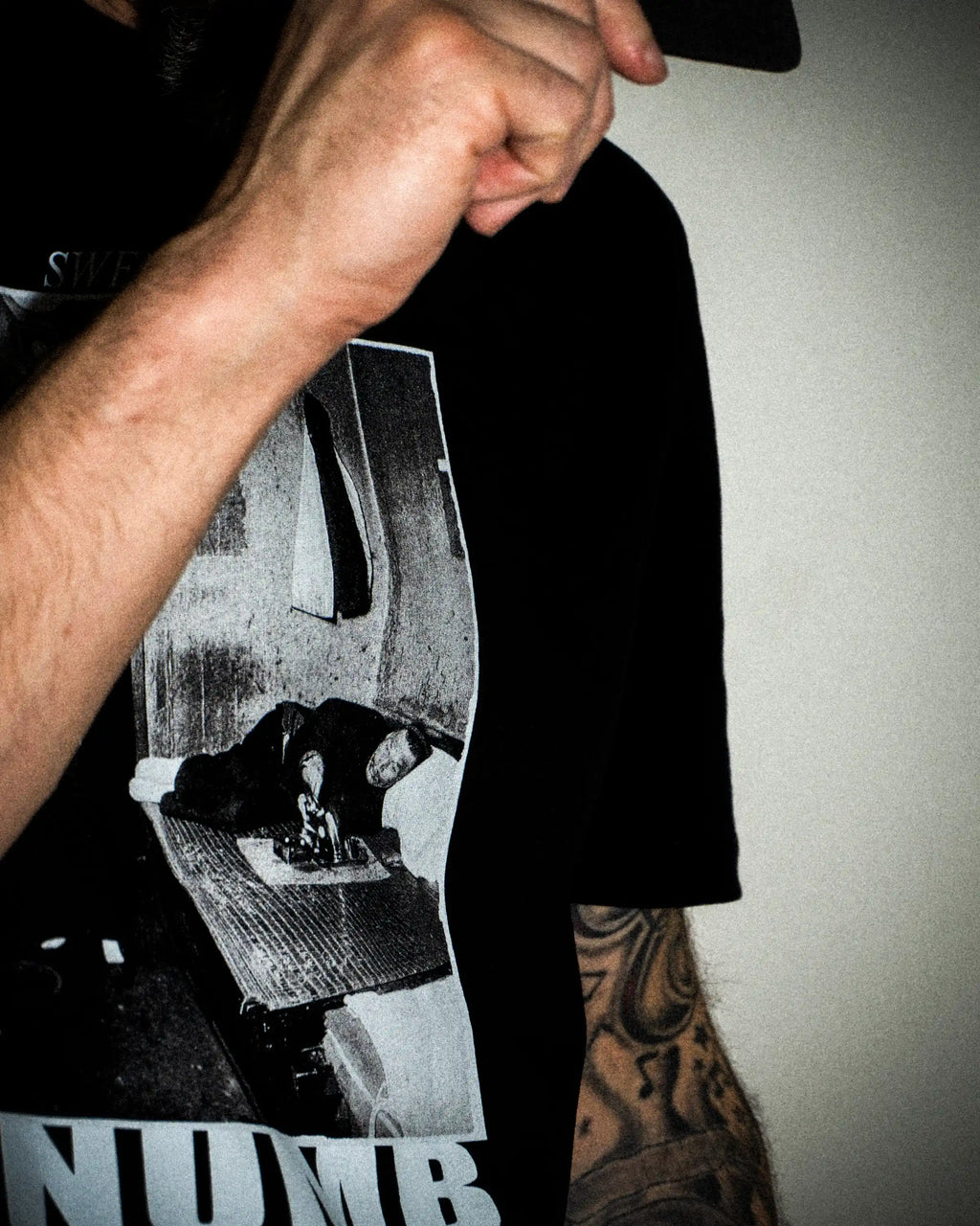 Model trägt ein schwarzes PRETTY USELESS T-Shirt mit NUMB Motiv auf der Vorderseite.