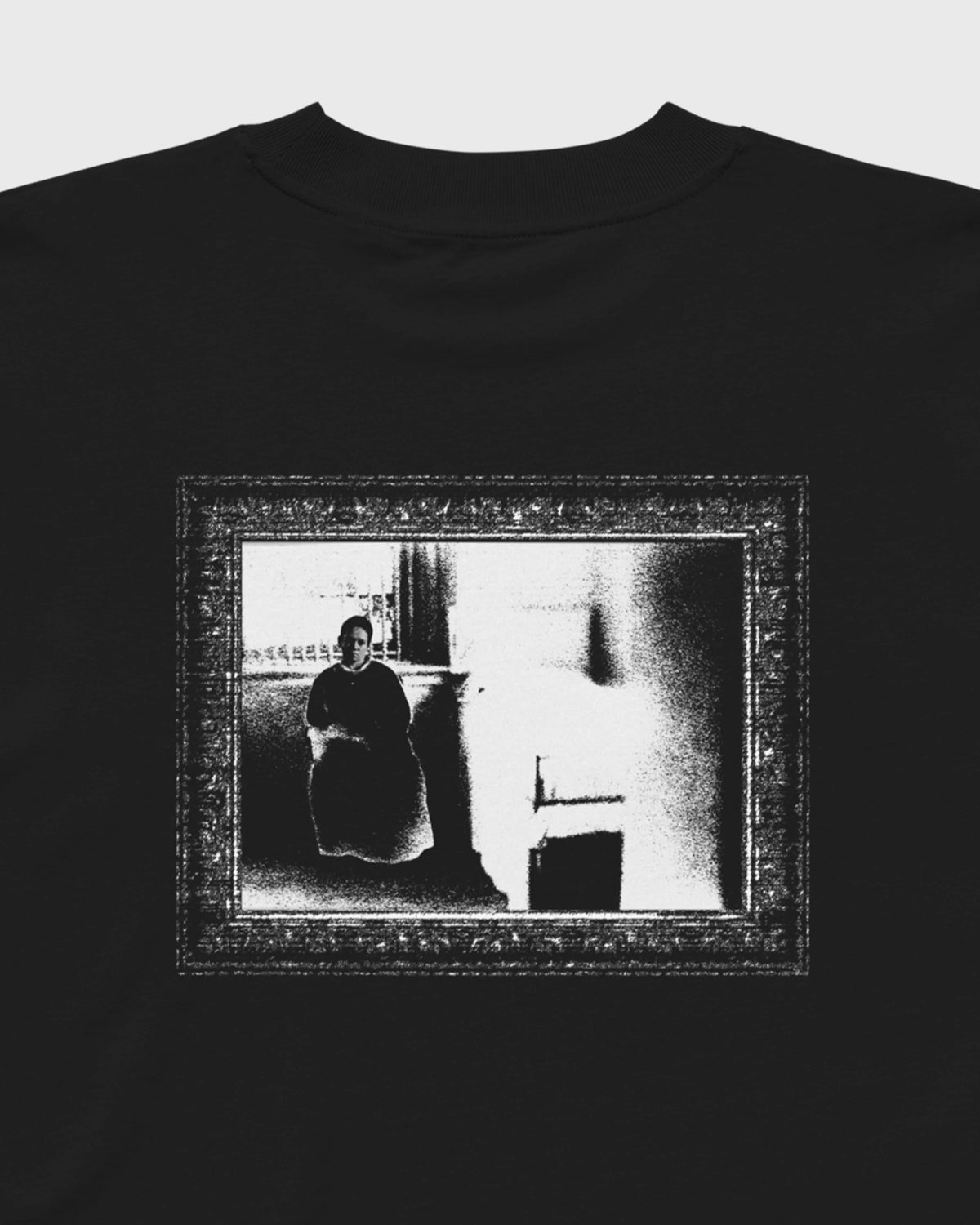 Detailansicht des gerahmten Schwarz-Weiß-Fotomotivs auf einem schwarzen PRETTY USELESS Oversized T-Shirt.