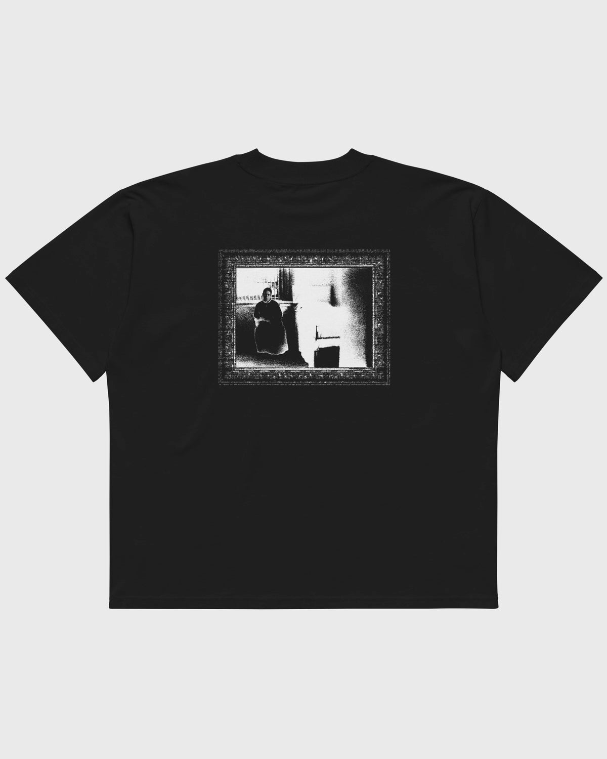 Backansicht eines schwarzen PRETTY USELESS Oversized T-Shirts mit gerahmtem Schwarz-Weiß-Fotomotiv.