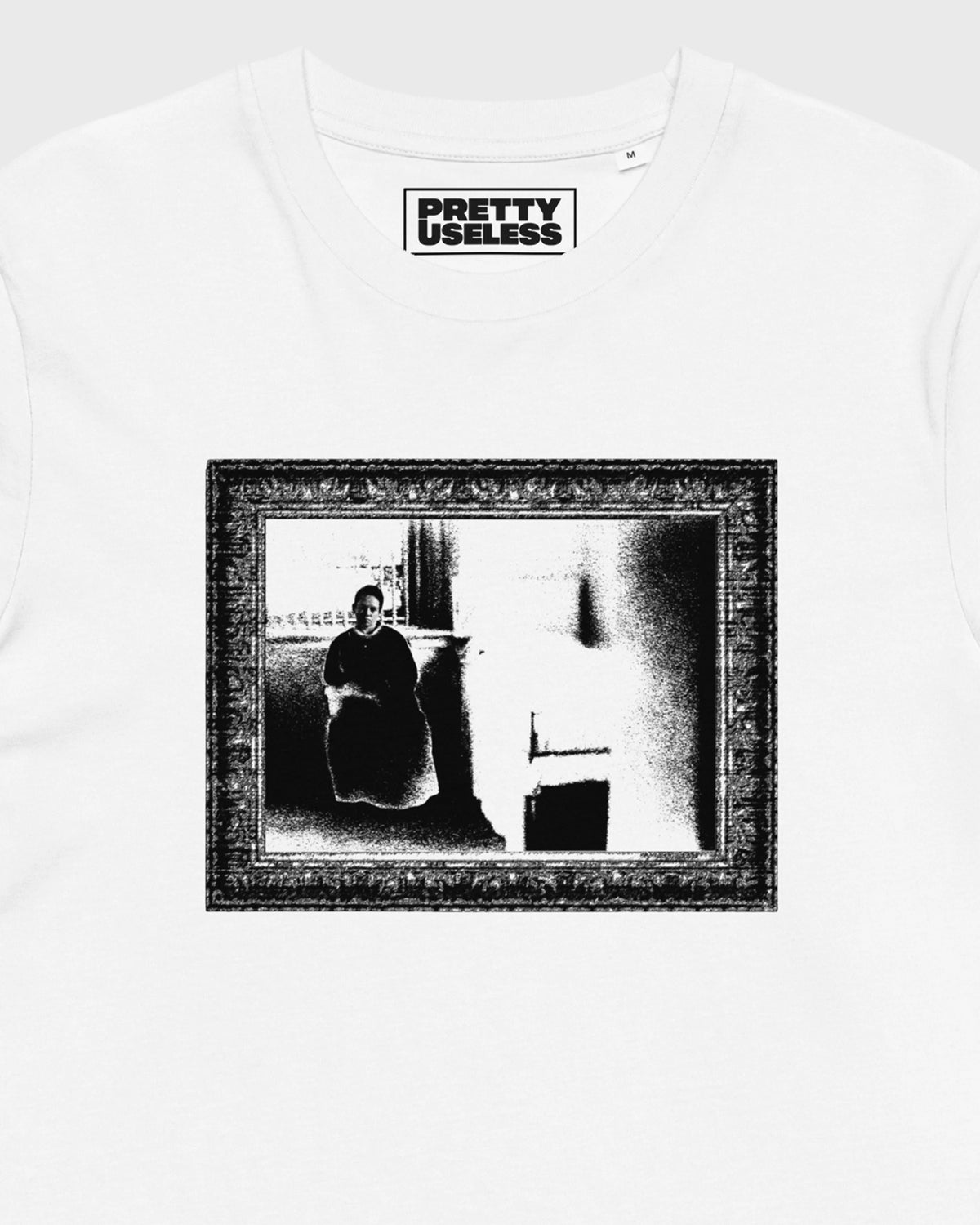 Detailansicht des gerahmten Schwarz-Weiß-Fotomotivs auf einem weißen PRETTY USELESS T-Shirt.