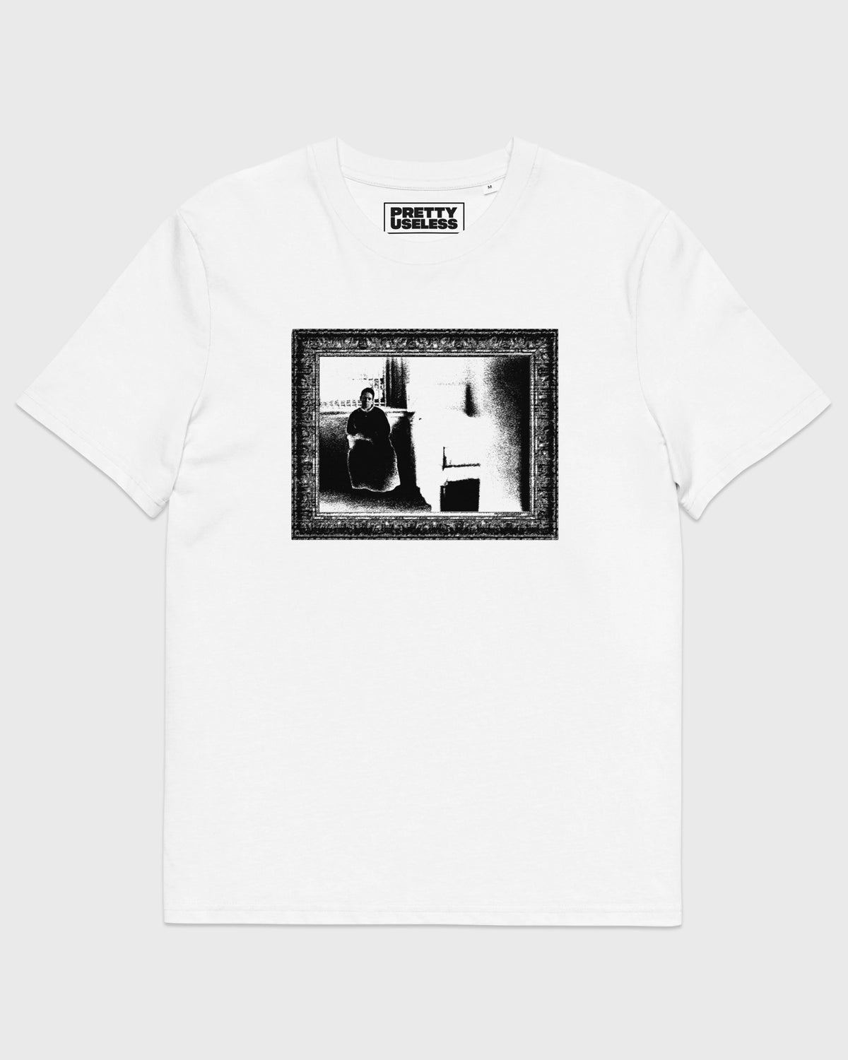 Frontansicht eines weißen PRETTY USELESS T-Shirts mit gerahmtem Schwarz-Weiß-Fotomotiv auf der Brust.