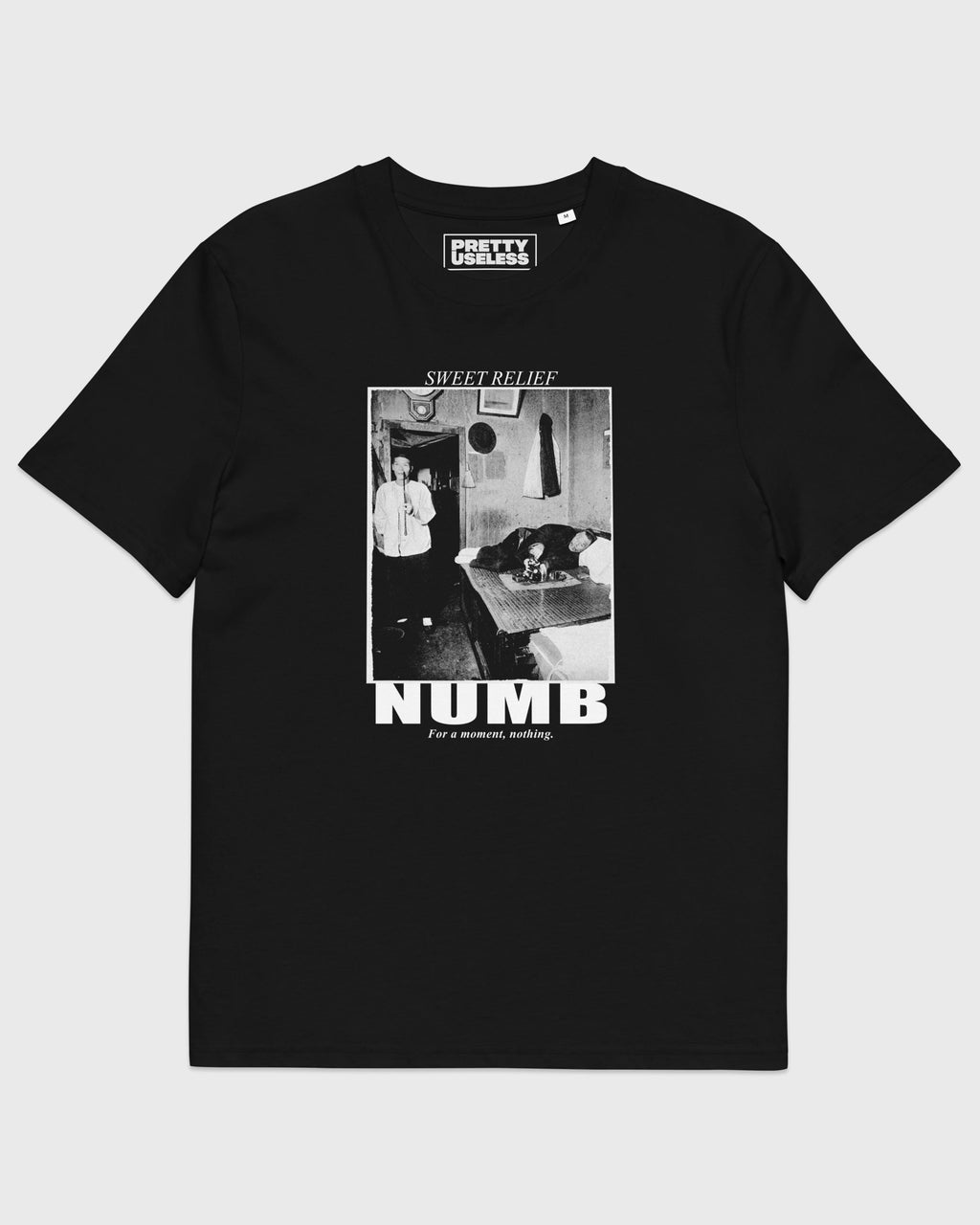 Frontansicht eines schwarzen PRETTY USELESS T-Shirts mit SWEET RELIEF NUMB Fotomotiv und weißem Schriftprint.
