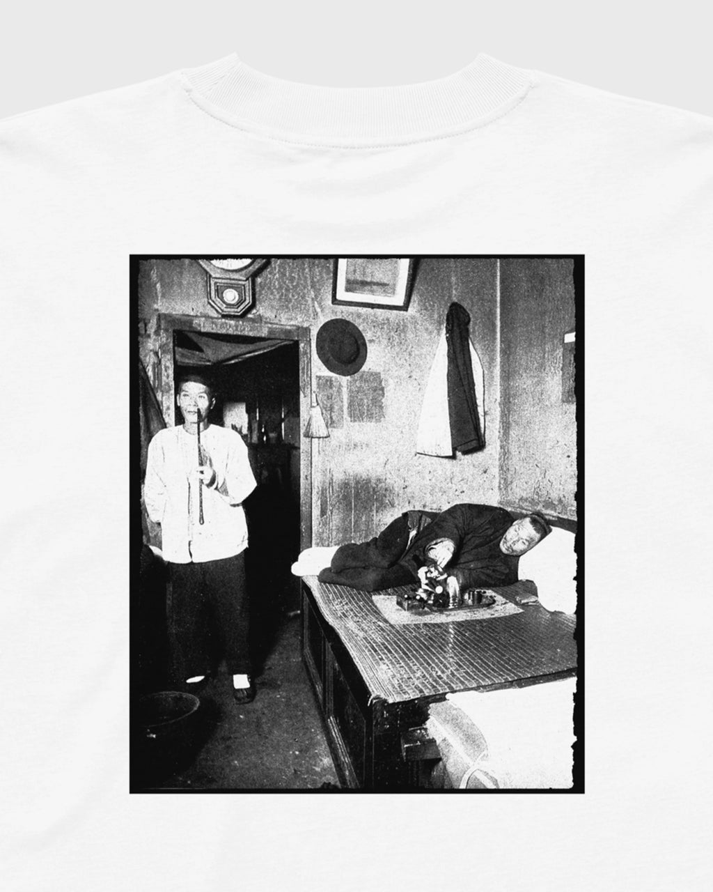 Detailansicht des großformatigen schwarz-weißen Fotoprints auf der Rückseite eines weißen PRETTY USELESS Oversized T-Shirts.