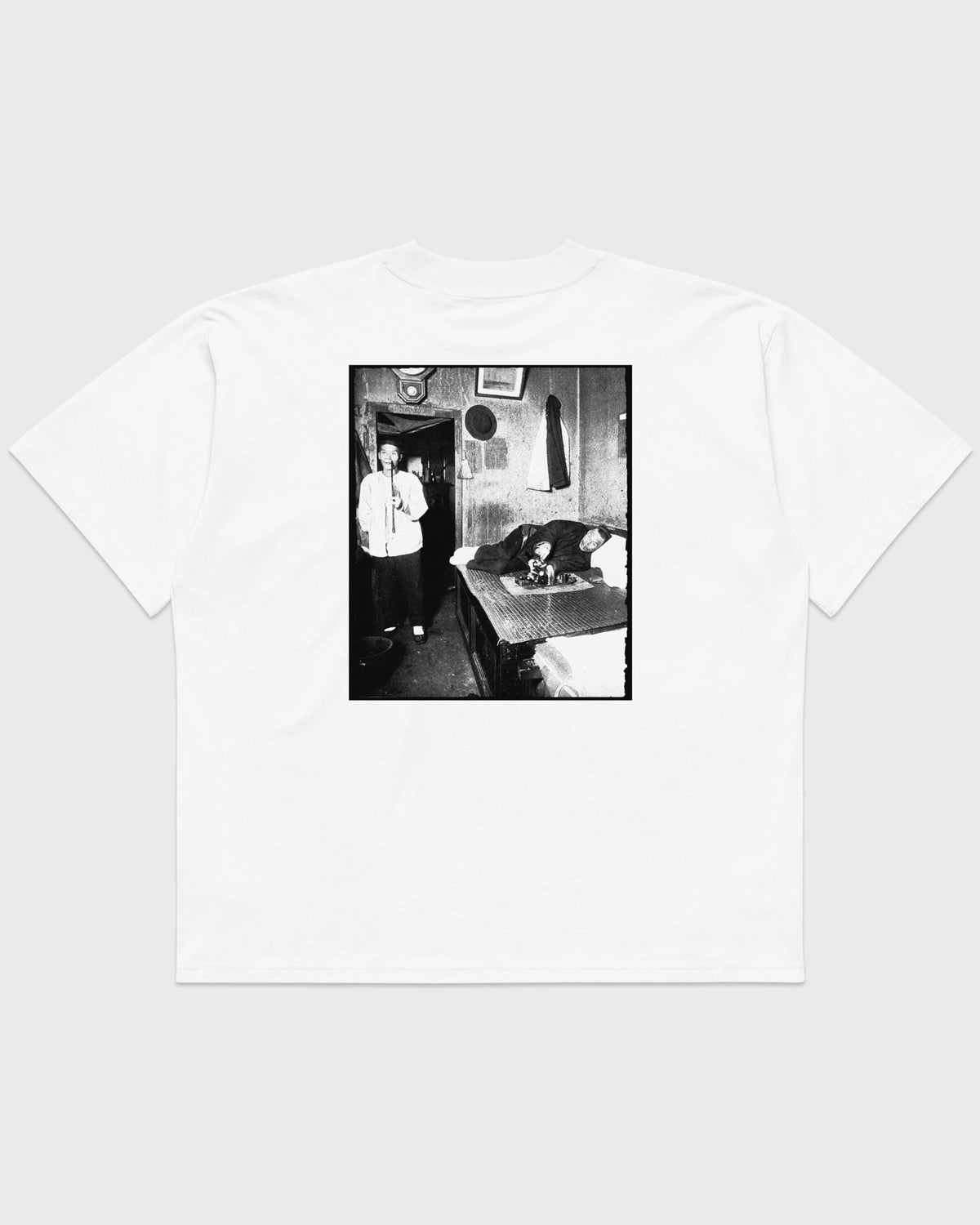 Rückansicht eines weißen PRETTY USELESS Oversized T-Shirts mit großem schwarz-weißen Fotomotiv auf dem Rücken.