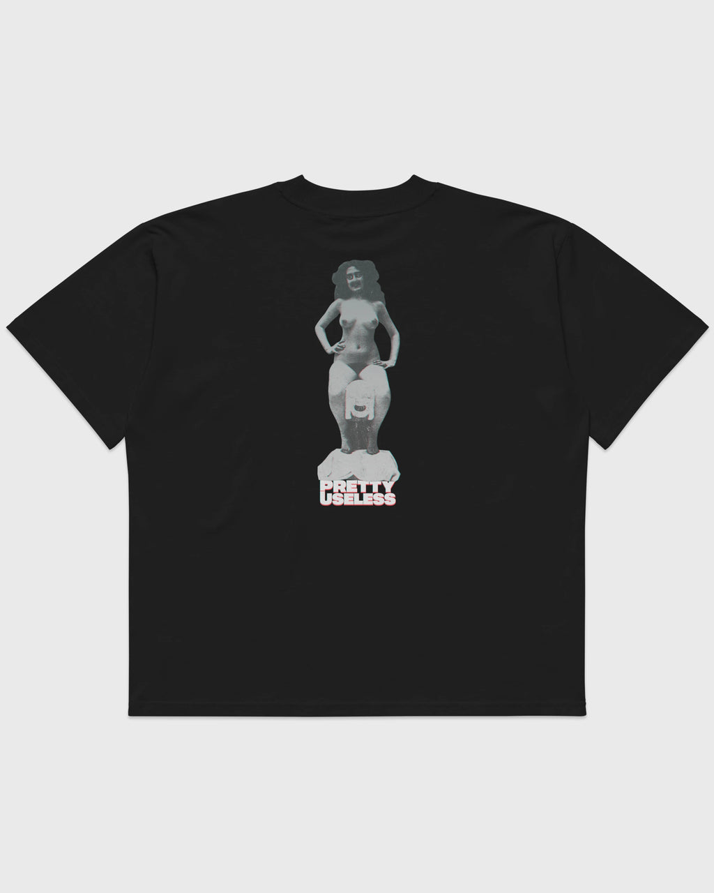 Rückansicht eines schwarzen PRETTY USELESS Oversized T-Shirts mit surrealem Frauenmotiv und Logo-Print.