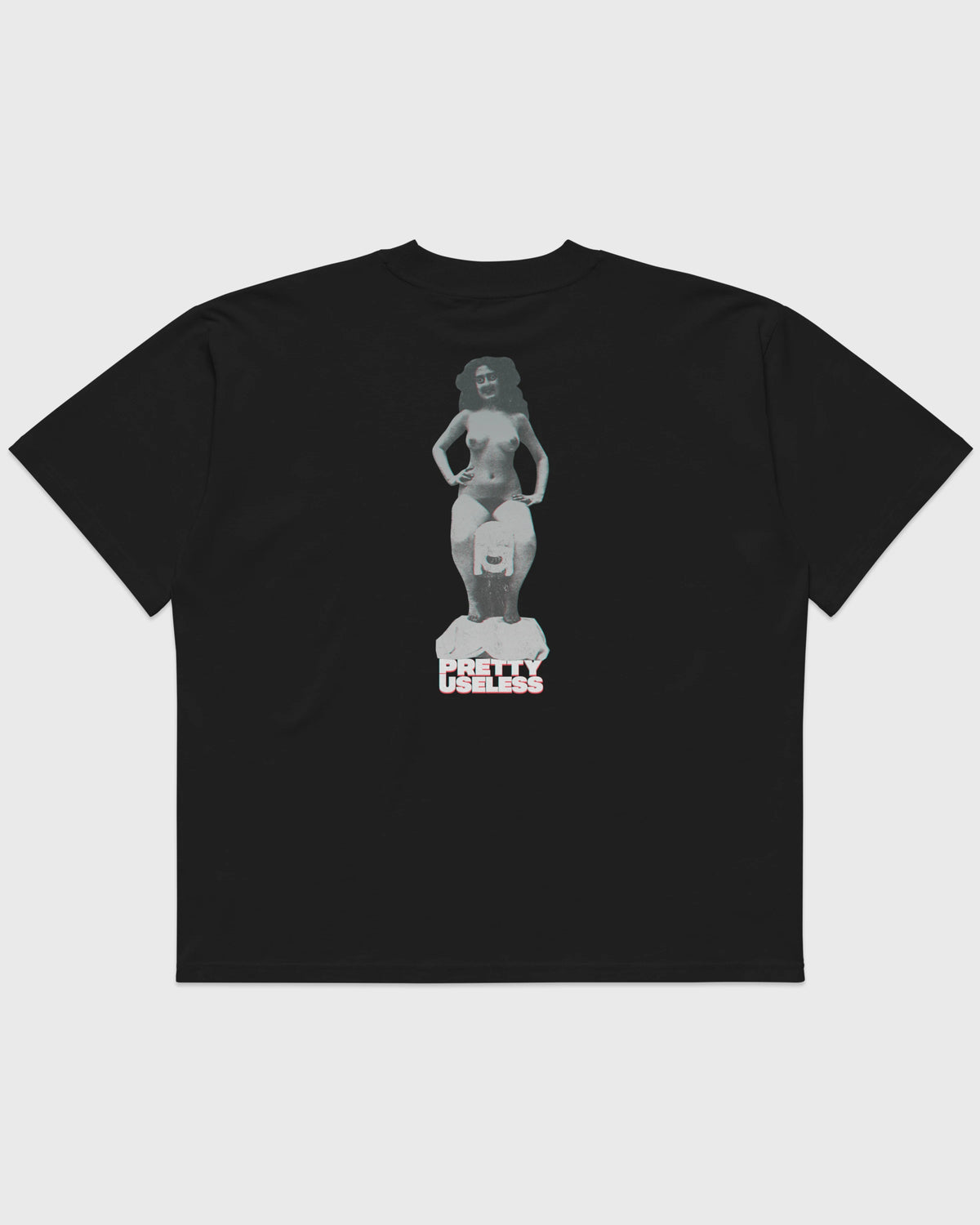 Rückansicht eines schwarzen PRETTY USELESS Oversized T-Shirts mit surrealem Frauenmotiv und Logo-Print.